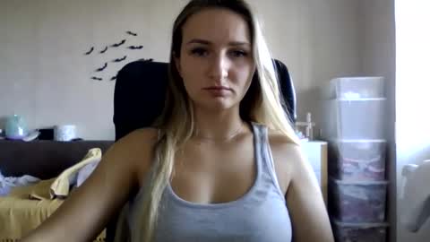 Snapshot of cora_fora chatting on September 24, 9:05 am cora_fora online show from September 24, 9:05 am