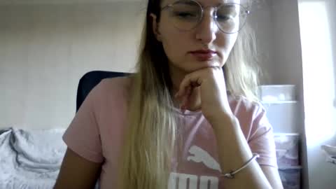 Snapshot of cora_fora chatting on September 13, 2:30 pm cora_fora online show from September 13, 2:30 pm