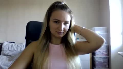 Snapshot of cora_fora chatting on September 21, 7:23 am cora_fora online show from September 21, 7:23 am