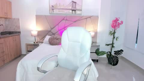 Snapshot of corina_white chatting on September 27, 1:31 pm Corina White online show from September 27, 1:31 pm