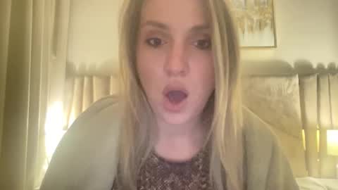 Snapshot of cosmo_blondiee chatting on September 23, 7:09 pm cosmo_blondiee online show from September 23, 7:09 pm