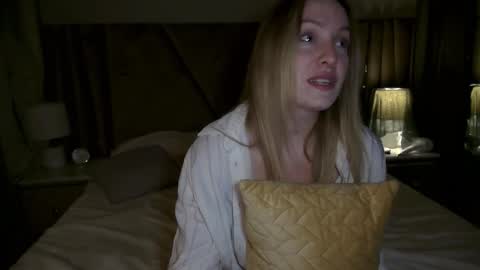 Snapshot of cosmo_blondiee chatting on October 7, 6:26 pm cosmo_blondiee online show from October 7, 6:26 pm