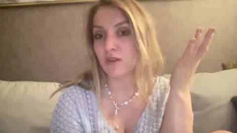 Snapshot of cosmo_blondiee chatting on September 27, 8:39 pm cosmo_blondiee online show from September 27, 8:39 pm