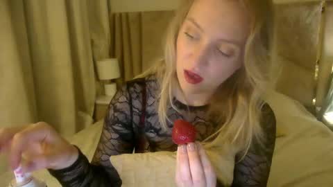 Snapshot of cosmo_blondiee chatting on October 8, 6:47 pm cosmo_blondiee online show from October 8, 6:47 pm