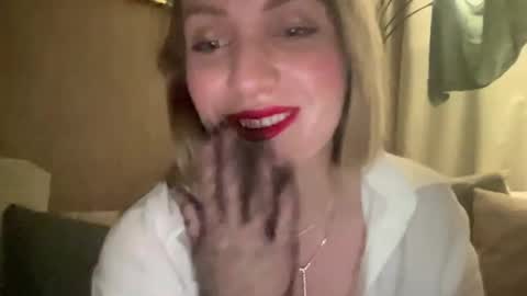 Snapshot of cosmo_blondiee chatting on September 21, 8:02 pm cosmo_blondiee online show from September 21, 8:02 pm