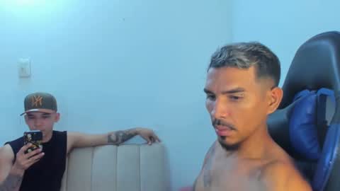 Snapshot of couple_bigcock_ chatting on October 22, 1:09 am aron y stivens online show from October 22, 1:09 am