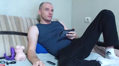 Snapshot of cowboy_bigcock chatting on October 19, 12:10 pm Damien online show from October 19, 12:10 pm