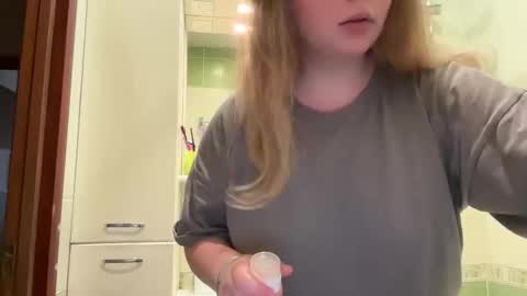 Snapshot of crave_elise chatting on October 8, 10:32 am Elise online show from October 8, 10:32 am