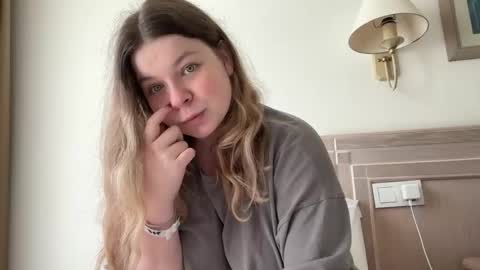 Snapshot of crave_elise chatting on October 3, 10:23 am Elise online show from October 3, 10:23 am