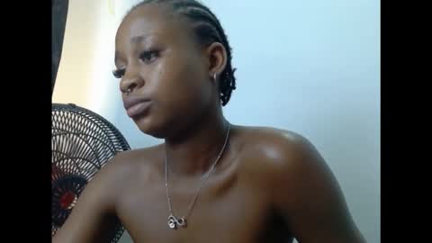 Snapshot of creamyxmuffin chatting on October 14, 9:56 am creamyxmuffin online show from October 14, 9:56 am