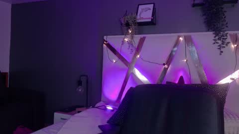 Nicole  Connection time 220pm-910pmCol online show from February 10, 7:50 pm