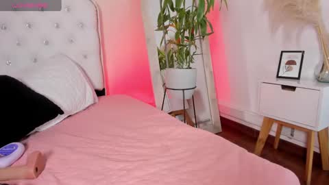 Snapshot of cristalcutte_ chatting on September 17, 2:42 pm Cristal Cute online show from September 17, 2:42 pm