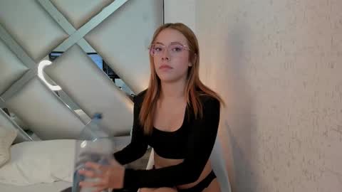 Snapshot of cristalevans_vc chatting on October 4, 8:01 am cristalevans_vc online show from October 4, 8:01 am