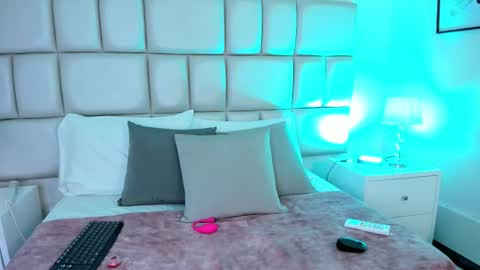 cristallwilliams online show from November 29, 9:00 pm