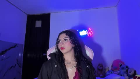  Independent Model online show from December 7, 4:09 pm