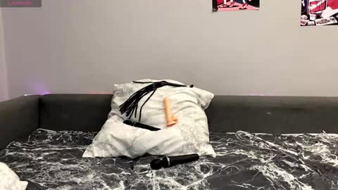 Anne online show from December 1, 8:01 am