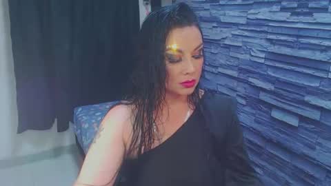 Snapshot of cruela_deviil chatting on October 7, 2:18 am cruela_deviil online show from October 7, 2:18 am