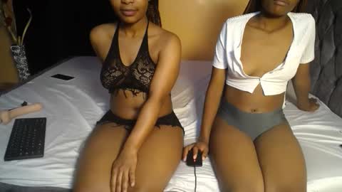 Snapshot of crystal_erica chatting on October 15, 5:43 am erica and Hami online show from October 15, 5:43 am