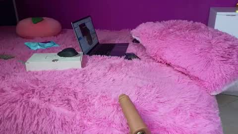 Snapshot of crystal_rouge chatting on September 22, 6:34 pm crystal_rouge online show from September 22, 6:34 pm