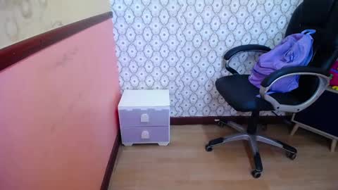 Snapshot of crystal_walls chatting on February 27, 12:36 am I AM CRYSTAL online show from February 27, 12:36 am