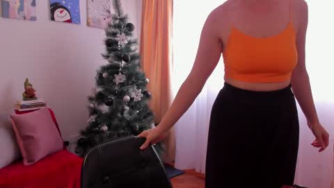 Snapshot of cuddlingbunnny chatting on December 17, 6:42 pm Leonela online show from December 17, 6:42 pm