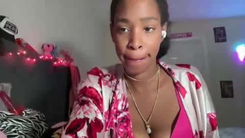 Snapshot of cum2charmxx chatting on October 17, 2:32 pm cum2charmxx online show from October 17, 2:32 pm
