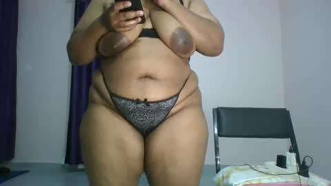 Snapshot of curvy_essie chatting on February 10, 9:36 pm Essie online show from February 10, 9:36 pm
