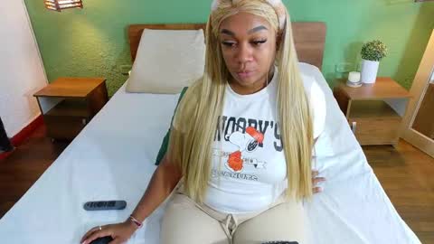 Snapshot of curvyebonyy_ chatting on March 4, 2:49 am Danna online show from March 4, 2:49 am