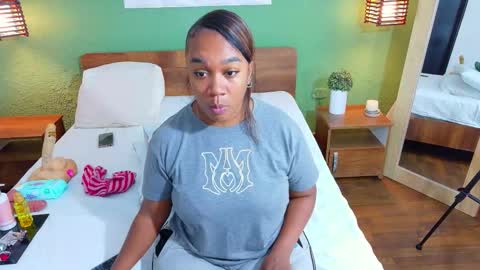 Snapshot of curvyebonyy_ chatting on October 12, 1:04 pm Danna online show from October 12, 1:04 pm
