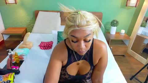 Snapshot of curvyebonyy_ chatting on March 6, 8:48 pm Danna online show from March 6, 8:48 pm