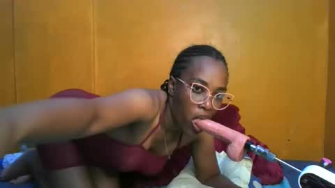 curvylyin online show from February 19, 7:18 am