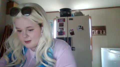 Snapshot of curvyplayday chatting on March 8, 4:17 pm dahlia -kim online show from March 8, 4:17 pm