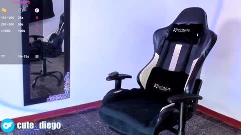 Snapshot of cute_diego_ chatting on December 2, 10:51 pm Diego online show from December 2, 10:51 pm