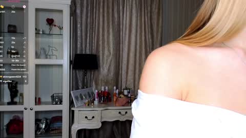 Snapshot of cute_fox_girl chatting on October 19, 7:35 am Anne online show from October 19, 7:35 am
