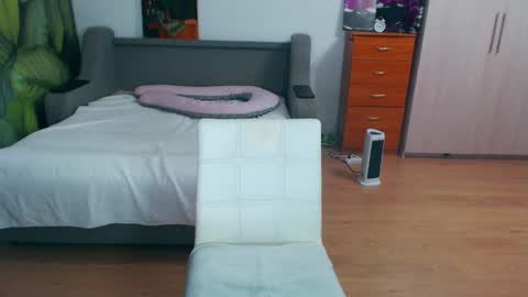 Snapshot of cute_jes chatting on October 19, 6:12 pm cute_jes online show from October 19, 6:12 pm