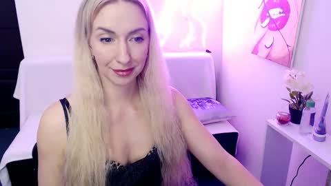 cute_smile_shy online show from March 3, 9:22 pm