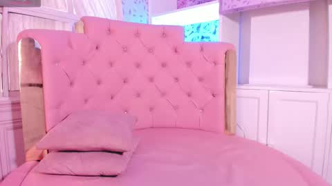 cutenaked_ online show from December 18, 1:39 pm