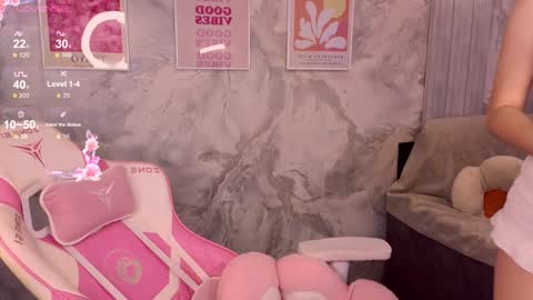 Snapshot of cutie_angels chatting on January 31, 6:35 am HelloMy name Eva online show from January 31, 6:35 am