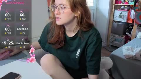 Snapshot of cutiepiealice chatting on September 24, 10:00 am Alice online show from September 24, 10:00 am