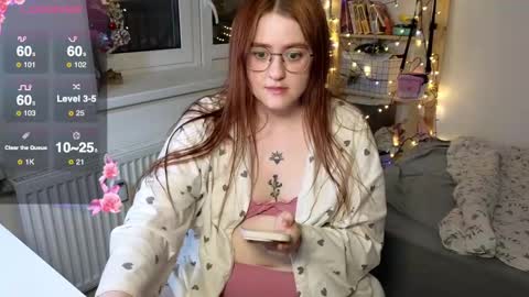 Snapshot of cutiepiealice chatting on January 16, 5:23 pm Alice online show from January 16, 5:23 pm