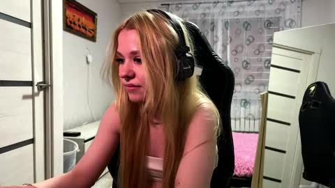 cyber_shawtyz online show from May 11, 2:45 pm