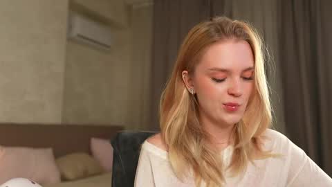 Snapshot of cyberheart_ chatting on October 7, 3:52 pm EMILY online show from October 7, 3:52 pm