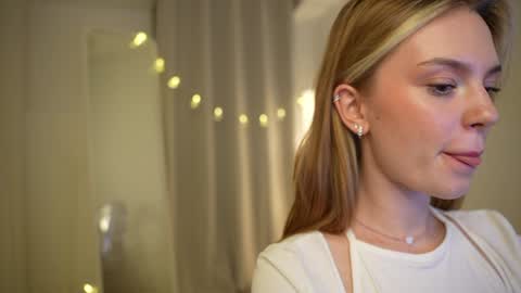 Snapshot of cyberheart_ chatting on December 1, 7:38 pm EMILY online show from December 1, 7:38 pm