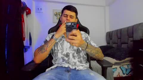 Snapshot of dage_19 chatting on February 25, 11:43 am my name is Jhon and I live in colombia online show from February 25, 11:43 am