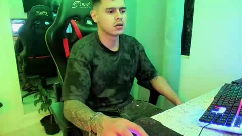 Snapshot of dage_19 chatting on October 19, 9:36 am my name is Jhon and I live in colombia online show from October 19, 9:36 am
