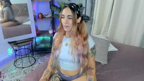 Snapshot of danna__castle chatting on October 19, 5:56 am Dannacastle online show from October 19, 5:56 am