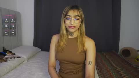 Snapshot of dannielle_ chatting on March 7, 8:33 pm online show from March 7, 8:33 pm