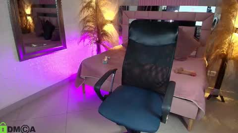 daphne_walton online show from February 24, 11:02 am