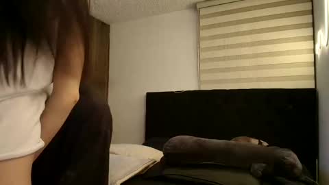 darkpleasuress online show from March 30, 9:20 am