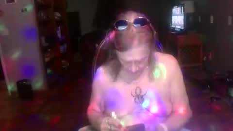 darla_darling1222101 online show from April 18, 12:18 pm